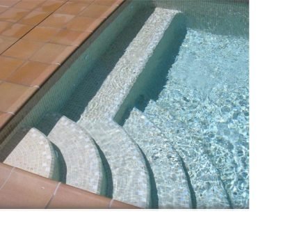 tirkizna boja vode u bazenu