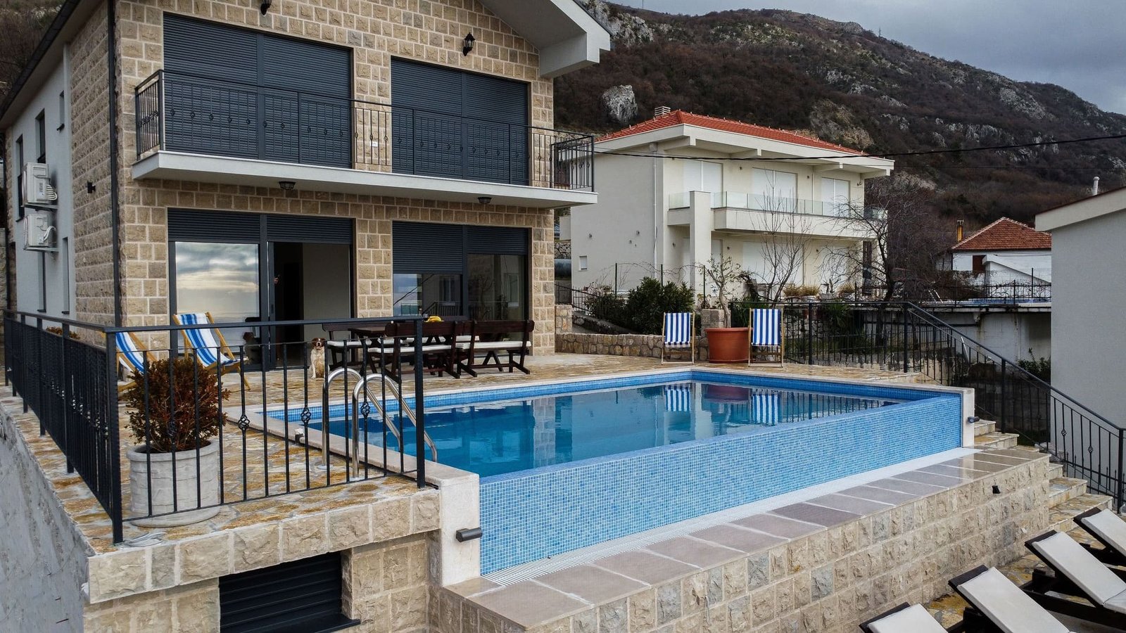 vila sa prelivnim infinity bazenom