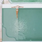 bazen sa svijetlo zelenim pločicama i zelenom bojom vode