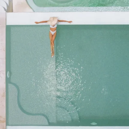 bazen sa svijetlo zelenim pločicama i zelenom bojom vode