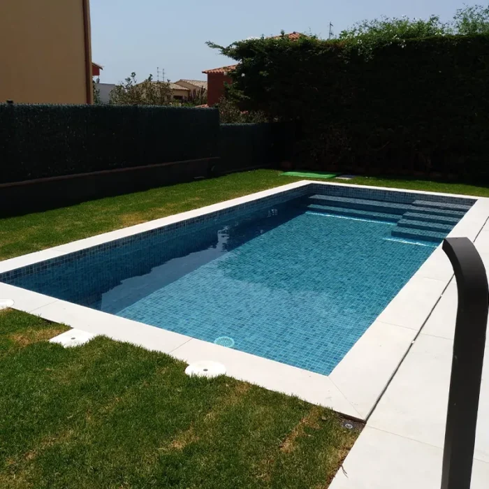 bazen sa plažom i solarnim tušem