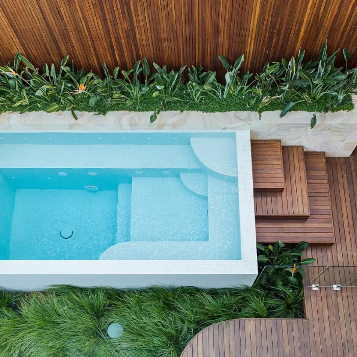 Bazen sa svijetlo plavom bojom vode