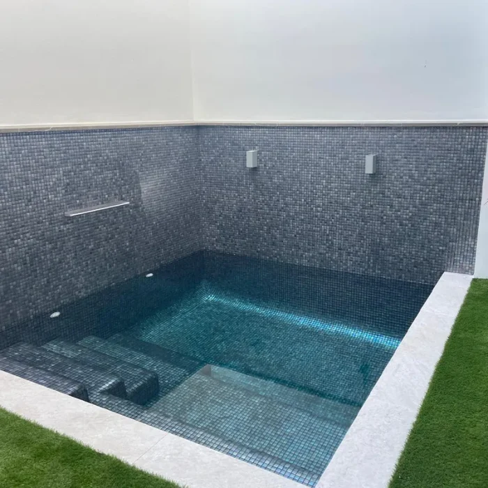 jacuzzi sa tamnim mozaik pločicama