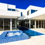 bazen sa tamno plavim malta pločicama proizvođača hisbalit sa bijelom vilom u pozadini