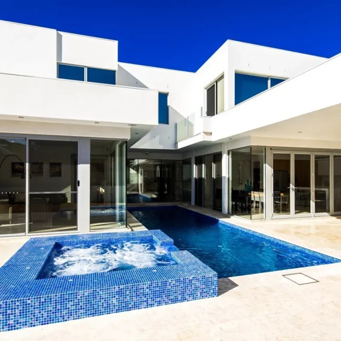 bazen sa tamno plavim malta pločicama proizvođača hisbalit sa bijelom vilom u pozadini