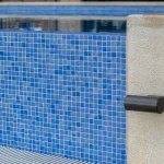 plave mozaik pločice za bazen MAR sa bijelim rubnim kamenom na bazenu