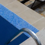 plave staklene pločice za bazen