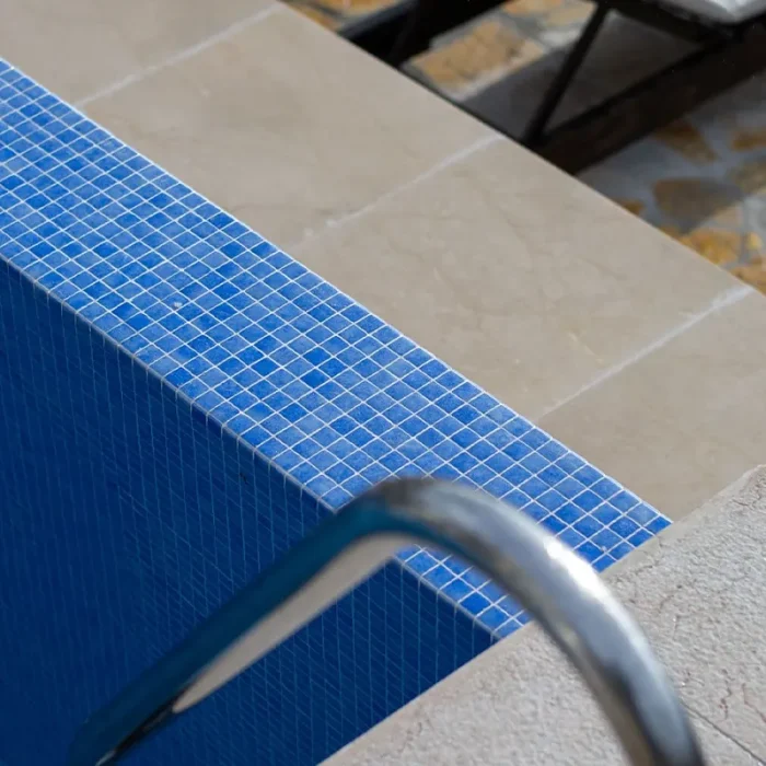 plave staklene pločice za bazen