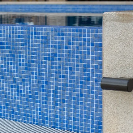 plave mozaik pločice za bazen MAR sa bijelim rubnim kamenom na bazenu