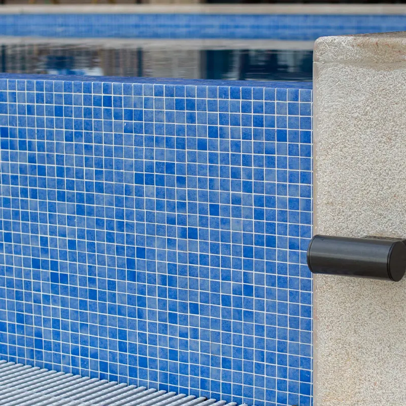 plave mozaik pločice za bazen MAR sa bijelim rubnim kamenom na bazenu