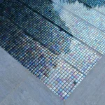 Bazen sa tamnim mozaik pločicama Milo i sivim rubnim kamenom