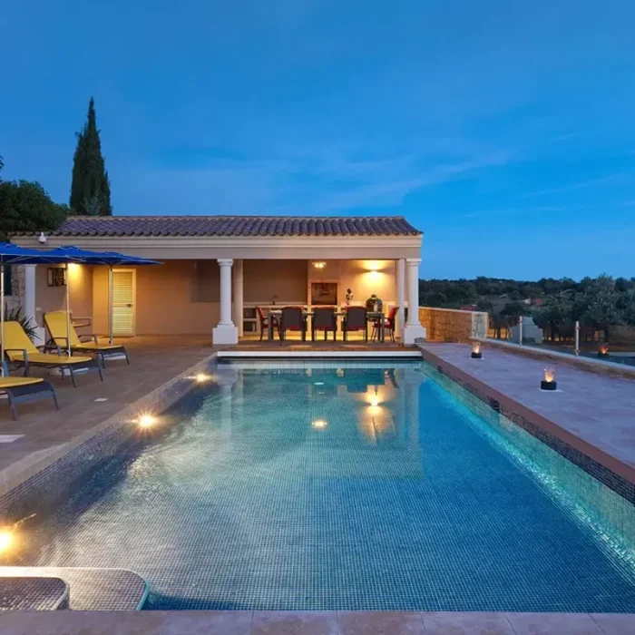 bazen po noći sa svijetlima