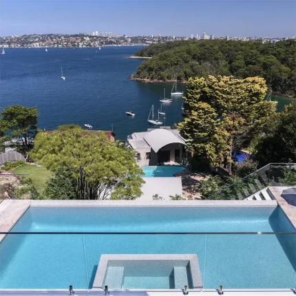 bazen sa pogledom na more