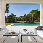 pogled sa terase na bazen