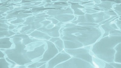 nebesko plava boja vode u bazenu