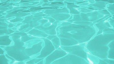 tirkizna boja vode u bazenu