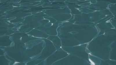 smaragdna boja vode u bazenu