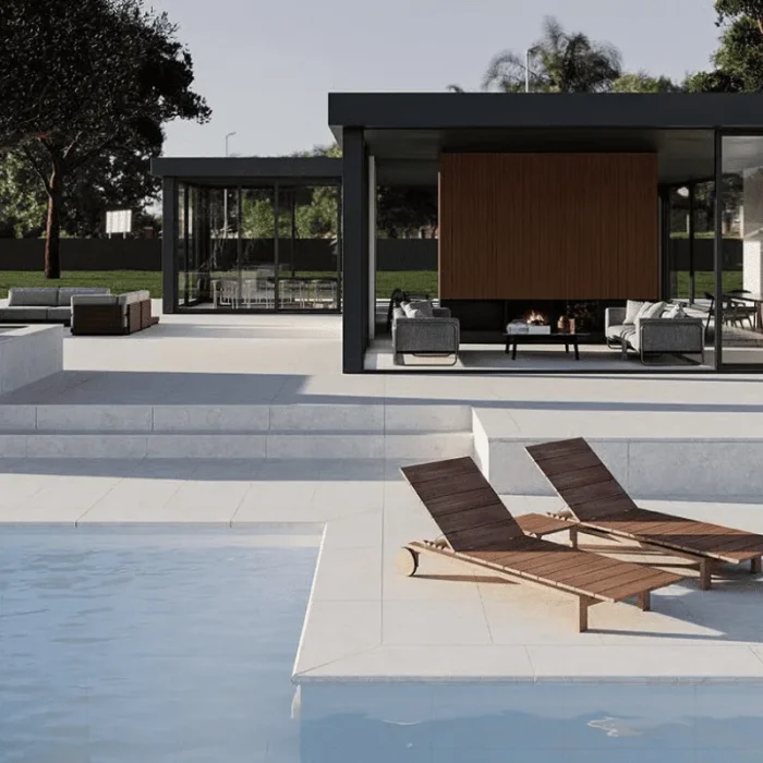 pločice za bazen velikog formata bijele boje sa svijetlo plavom bojom vode