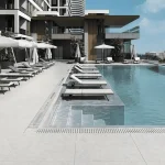 bijele pločice za bazen sa svijetlo plavom bojom vode