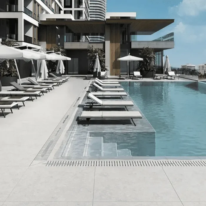 bijele pločice za bazen sa svijetlo plavom bojom vode