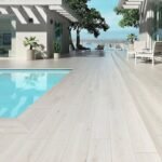 svijetlo bijela pločica za prostor oko bazena sa imitacijom drveta