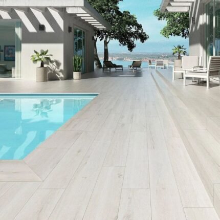 svijetlo bijela pločica za prostor oko bazena sa imitacijom drveta