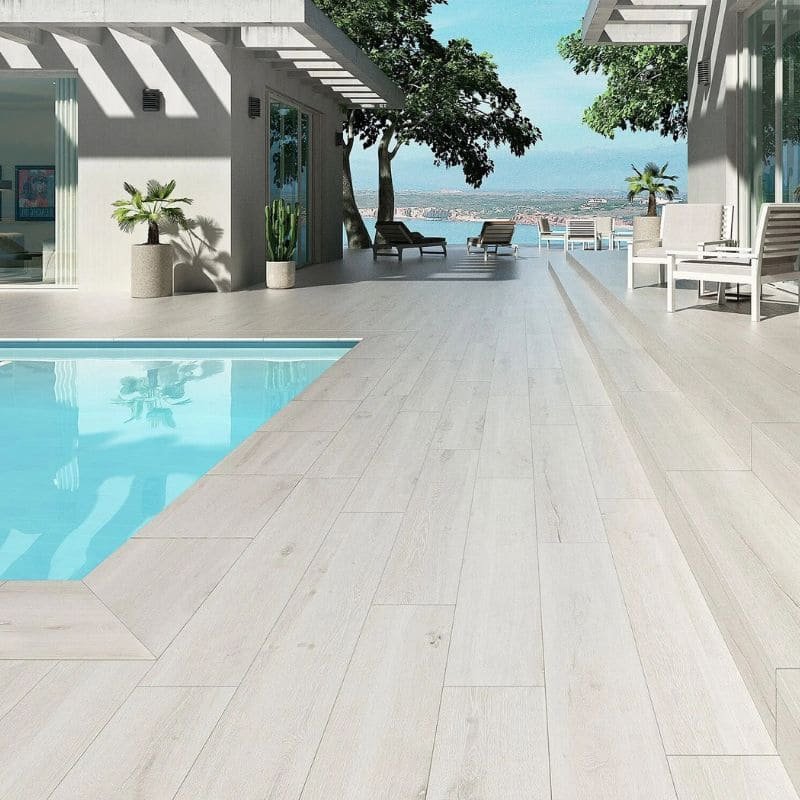 svijetlo bijela pločica za prostor oko bazena sa imitacijom drveta