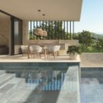 bazen sa smaragdno zelenom bojom vode okružen vilom