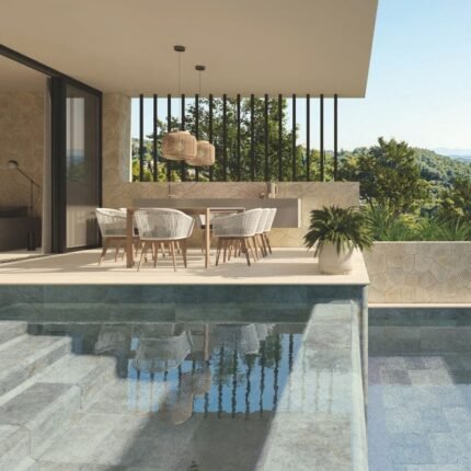 bazen sa smaragdno zelenom bojom vode okružen vilom