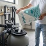 Tehničar za bazene sipa aktivno staklo umjesto kvarcnog pijeska u pješčani filter za bazene