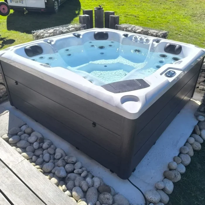 Spa kada Thésée Comfort Line sa ležajem i jastucima, na podlozi od oblutaka