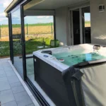 Spa kada Thésée na natkrivenoj terasi, sa termo poklopcem sa strane