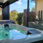 Pogled iz spa kade Thésée na vrt sa natkrivene terase