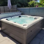 Spa kada Thésée na popločanoj terasi uz ogradu
